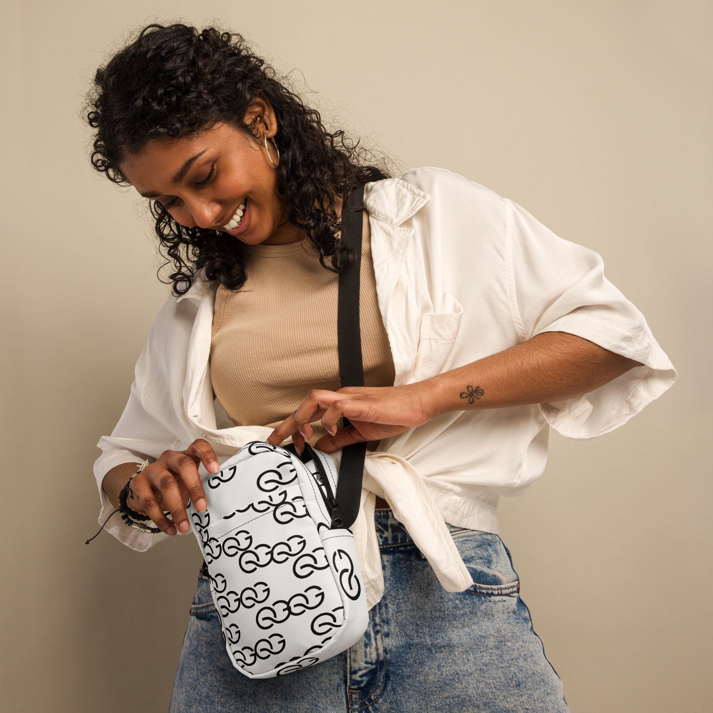 QUINNESSENTIAL Gear Utility crossbody bag
